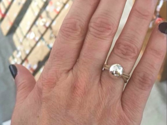 Bague perle 1cm montée sur cordon coton-nylon