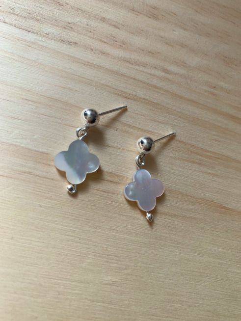 Boucles d_oreille boule 6mm et trèfle nacre 12mm
