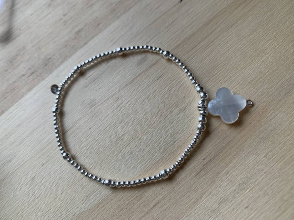 Bracelet perles 2-3mm et trèfle GM nacre - 35€