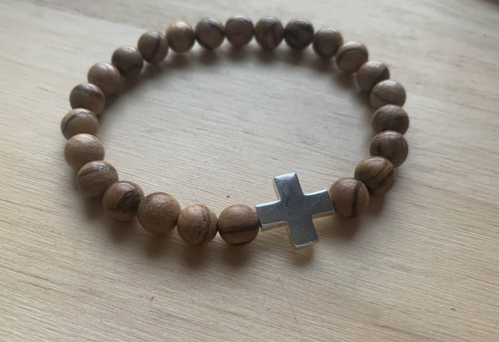 Bracelet homme perles bois phoebé et grosse croix - 15€