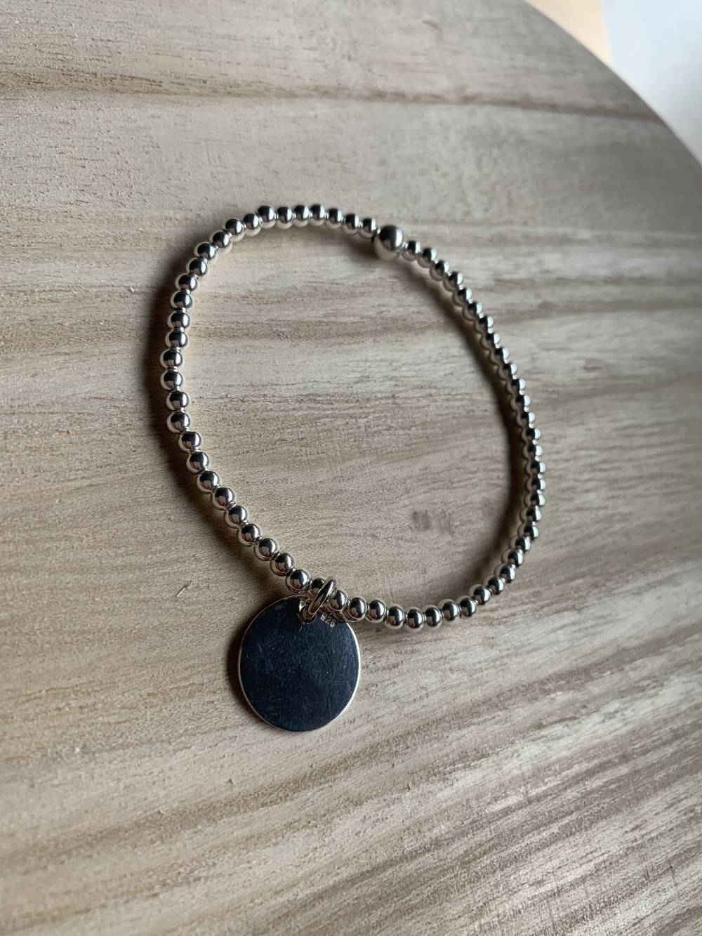 Bracelet de perles 3mm & médaille 1,5cm - 40€
