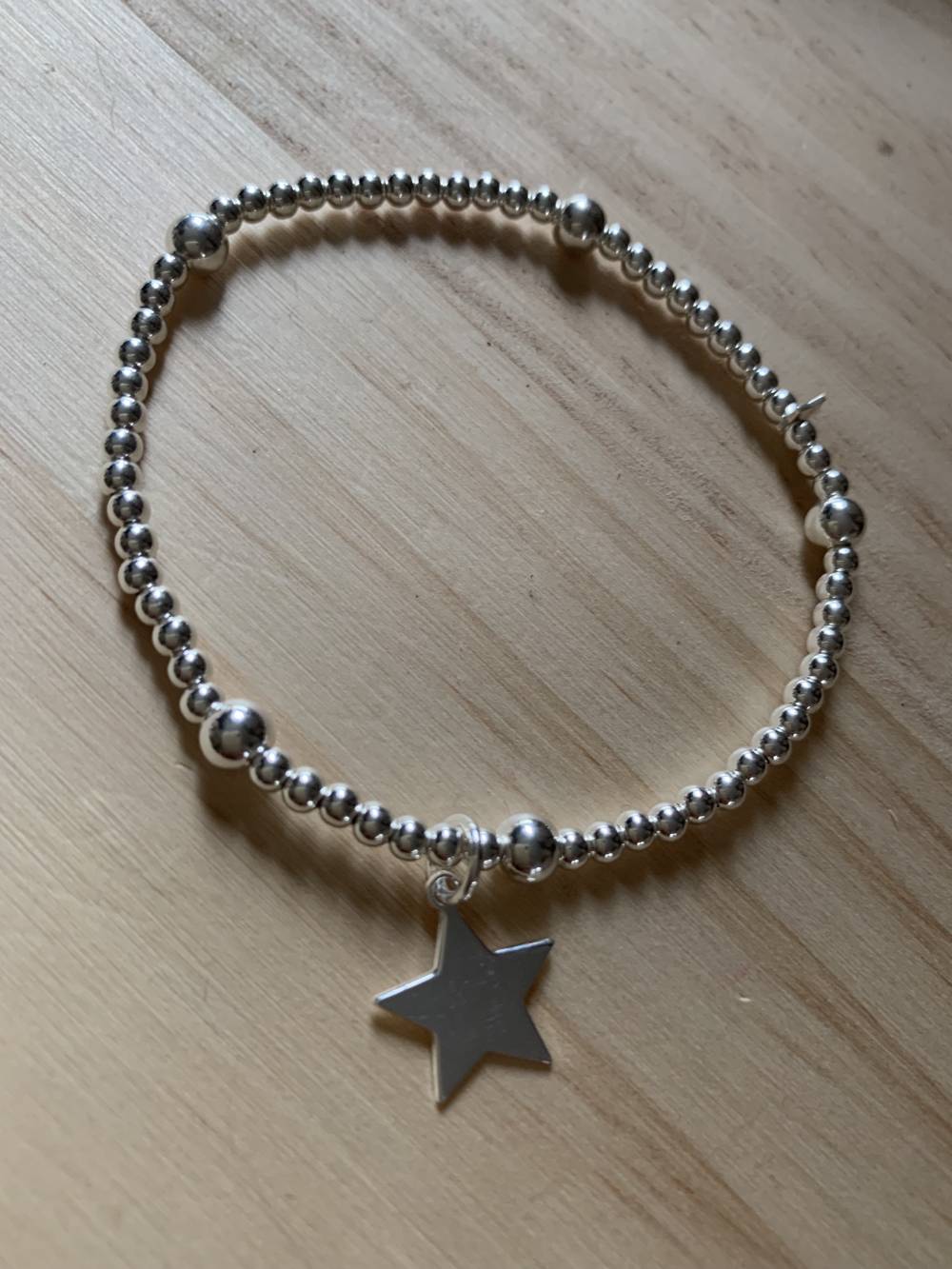 Bracelet de perles 3 et 5mm et perle piquante moyenne
