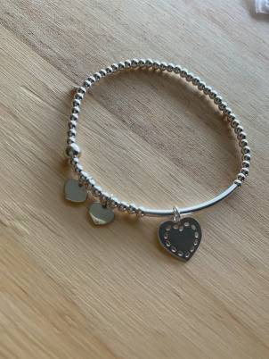 Bracelet tube, perles 3mm & coeur points ajourés & 2 petits coeurs - 53€