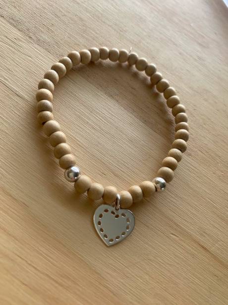 Bracelet perles bois phoebé & coeur points ajourés - 25€