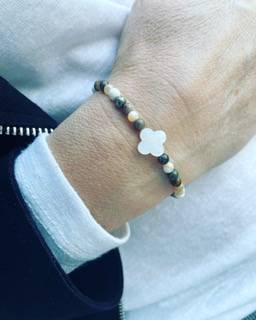 Bracelet perles naturelles & trèfle en nacre - 25€