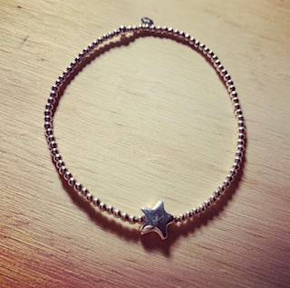 Bracelet de perles 2mm & perle étoile épaisse - 37€