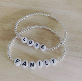 Bracelet perles 3mm & perles lettre - 28€