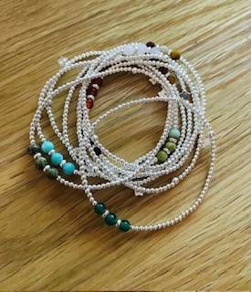 Bracelet de perles 2mm, 2 perles donuts et 3 perles naturelles - 25€