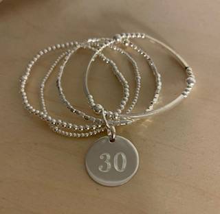 Bracelet 4 rangs de perles diverses & médaille 2cm avec GR - 140€