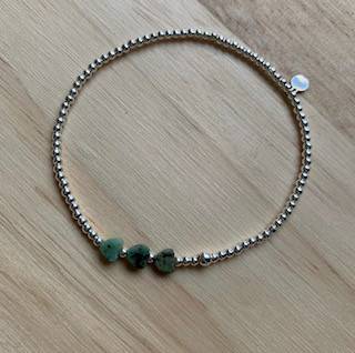 Bracelet de perles 2mm & 3 petits coeur en turquoise d'Afrique - 31€
