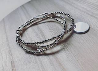 Bracelet 3 rangs de perles 2mm, 3mm et perles carrées & médaille 1,5cm - 119€