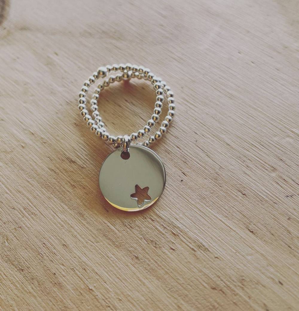 Bague 2 rangs de perles 2mm & médaille 1,5cm étoile ajourée