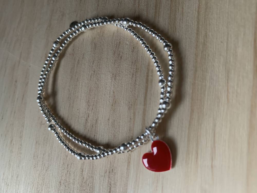 Bracelet 2 rangs de perles 2 et 3mm & coeur émaillé rouge - 65€