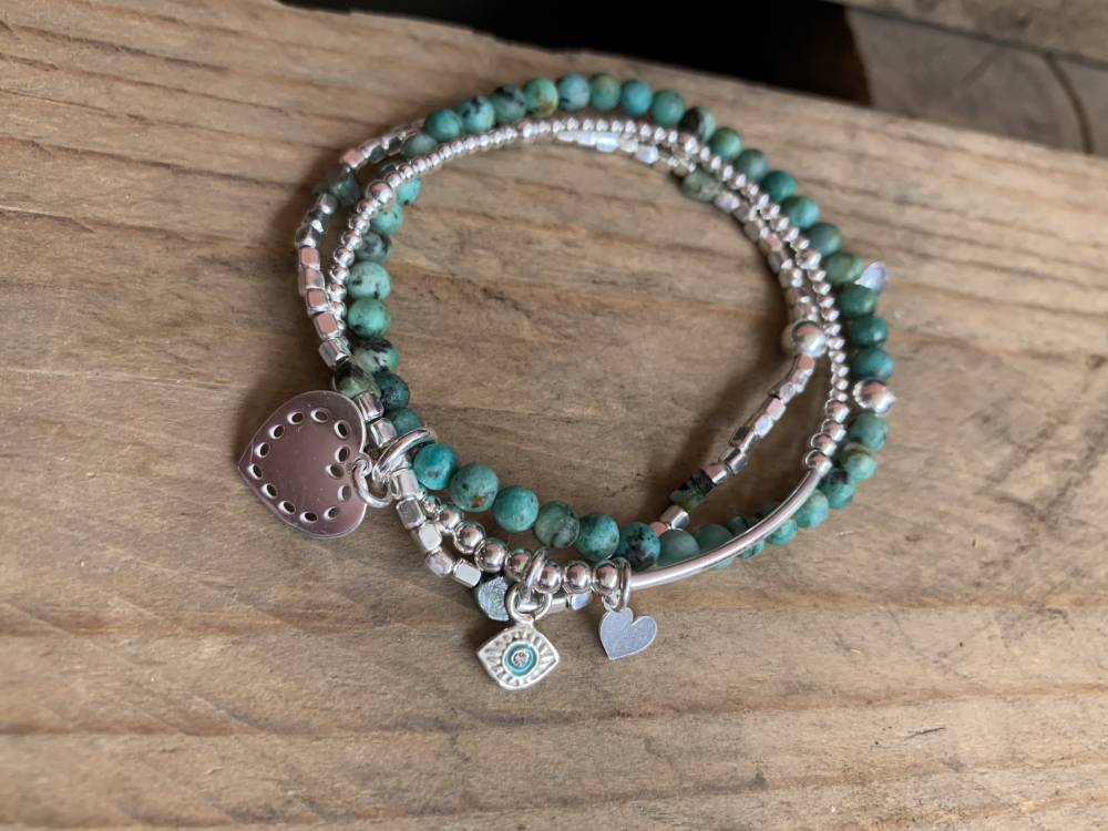 Bracelet 3 rangs perles naturelles, perles carrées, 3mm, 2mm & petit coeur : coeur traits ajourés : oeil - 110€